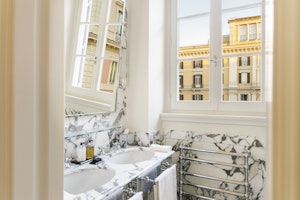 Deluxe Room Bathroom