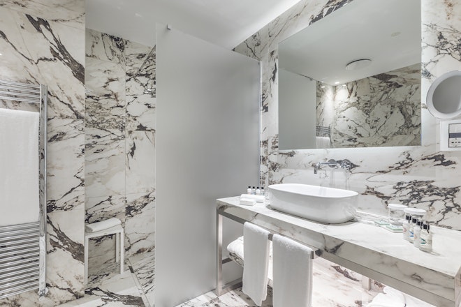 Junior Premium - Bathroom