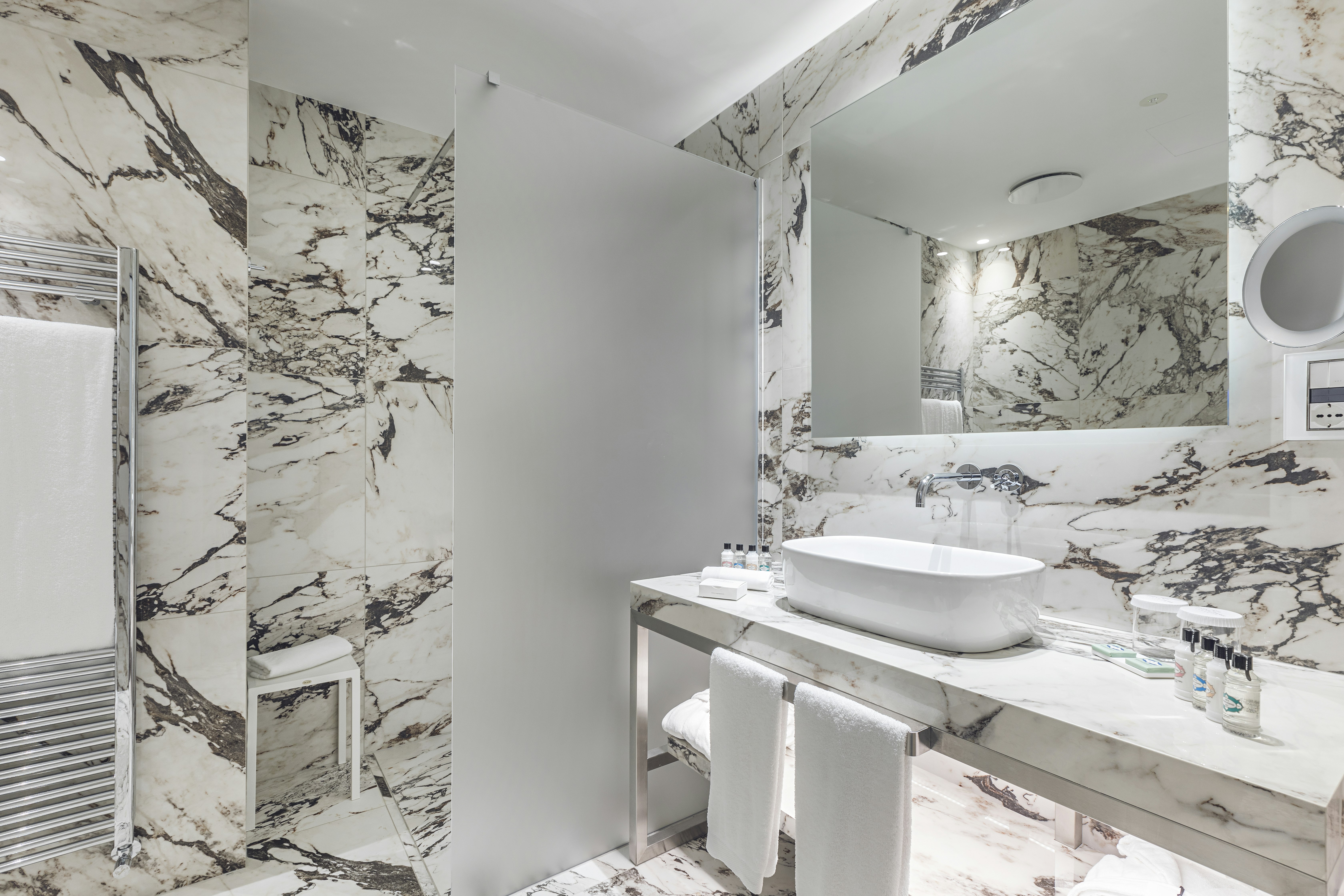 Junior Premium - Bathroom