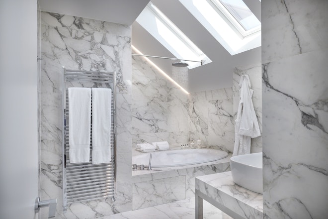 Family Suite - Bathroom