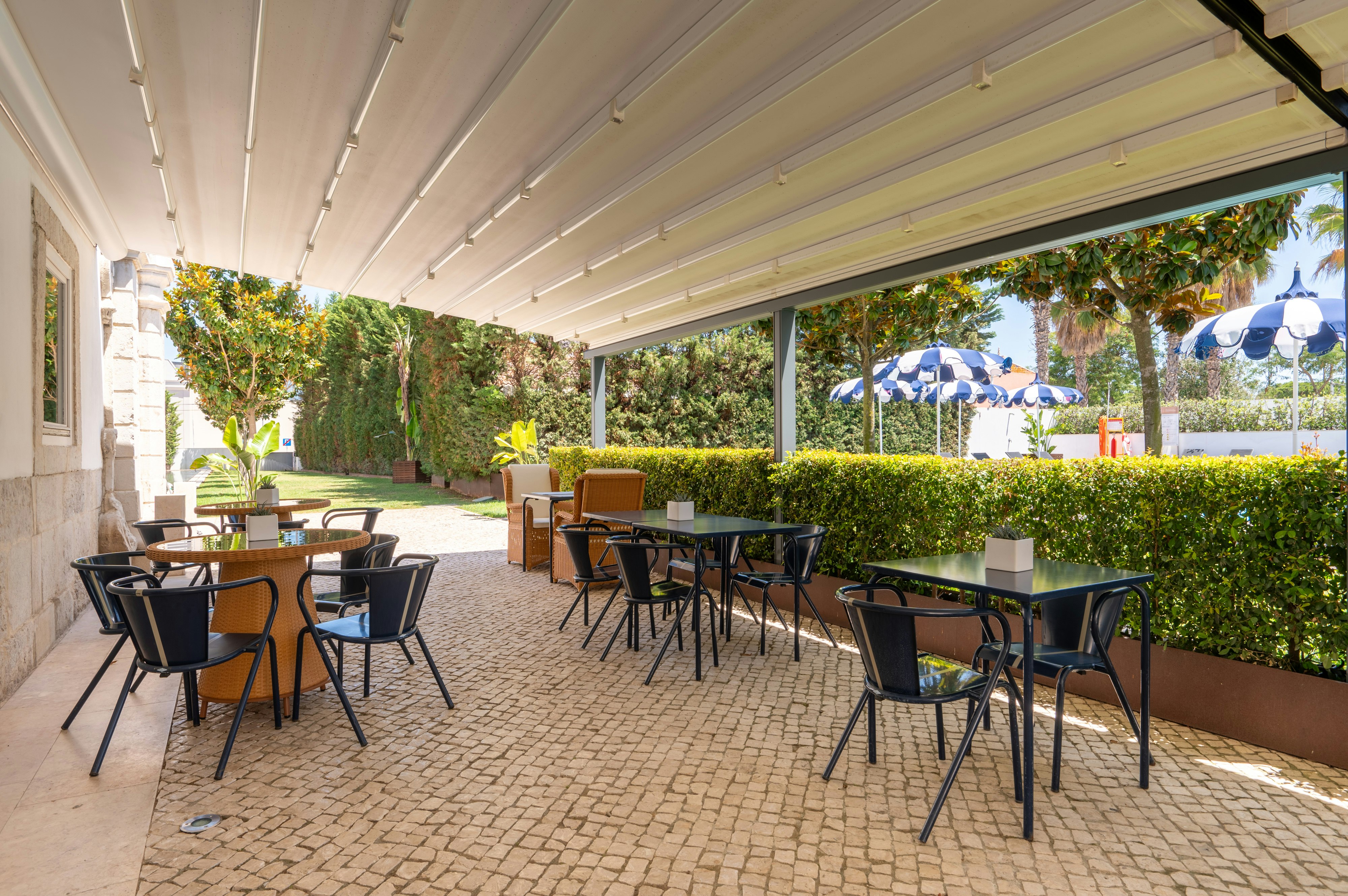 Po Tat Restaurant Outdoor Dining