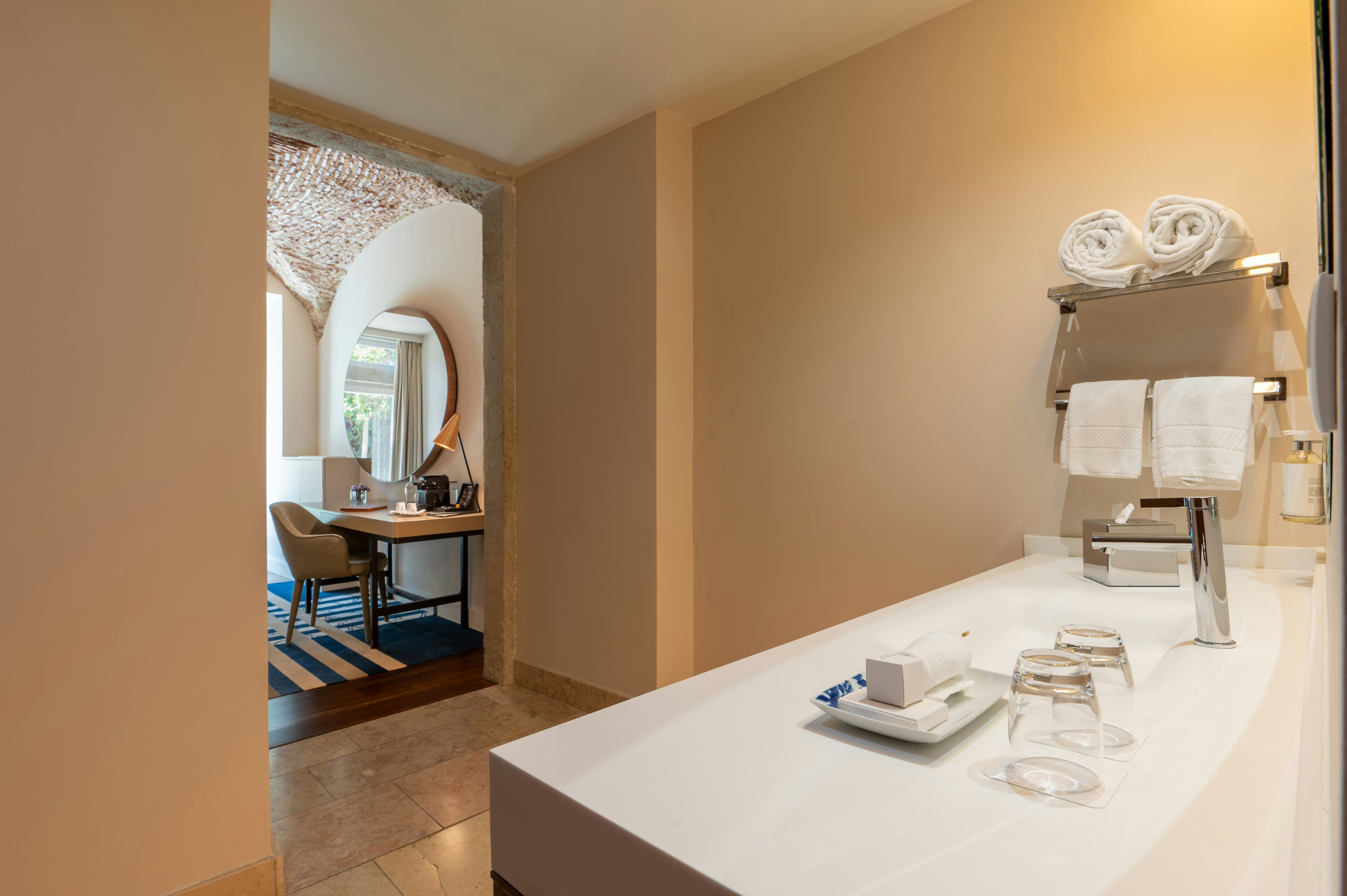 Deluxe Suite - Bathroom