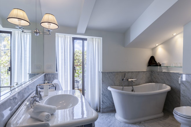 Deluxe - Bathroom