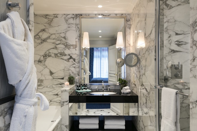Bathroom Junior Suite and Deluxe Room