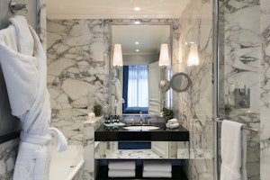 Bathroom Junior Suite and Deluxe Room