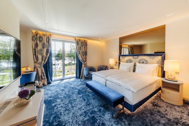 Deluxe Double with Side Lake View