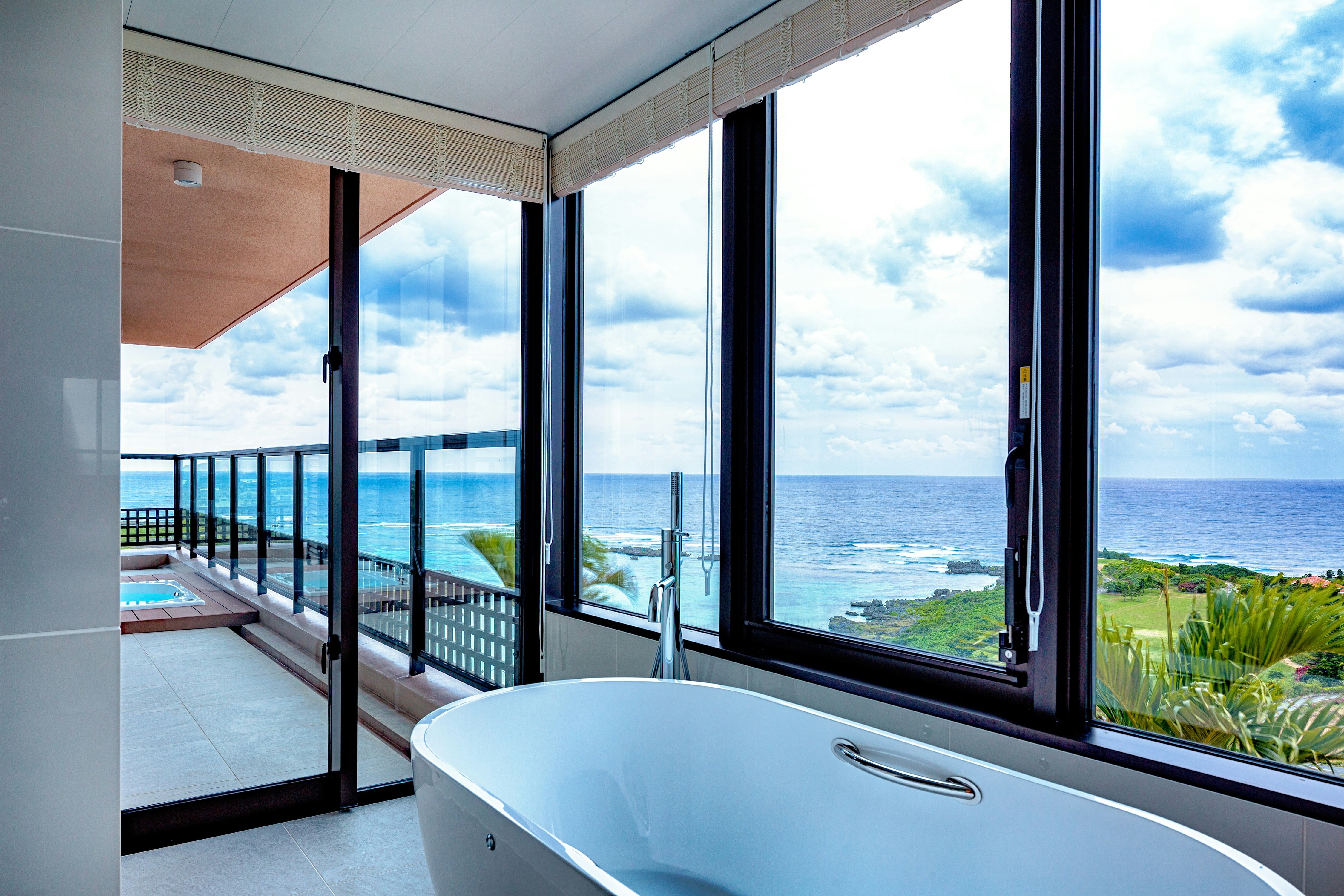 Premier Suite Bathtub & Outdoor Jacuzzi