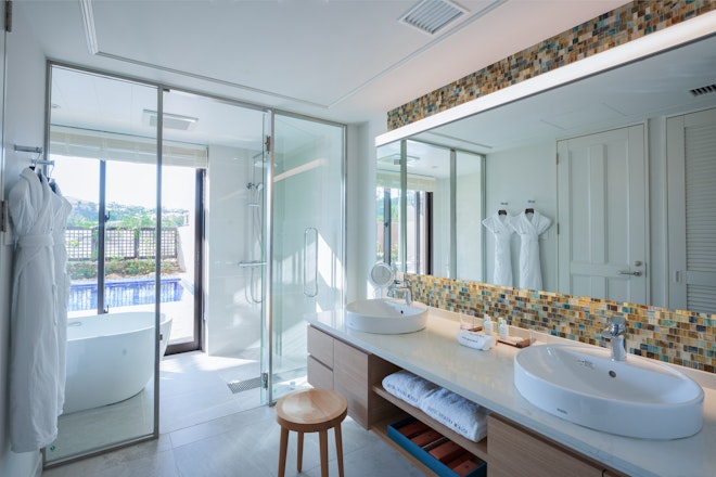 Garden Pool Suite Bathroom