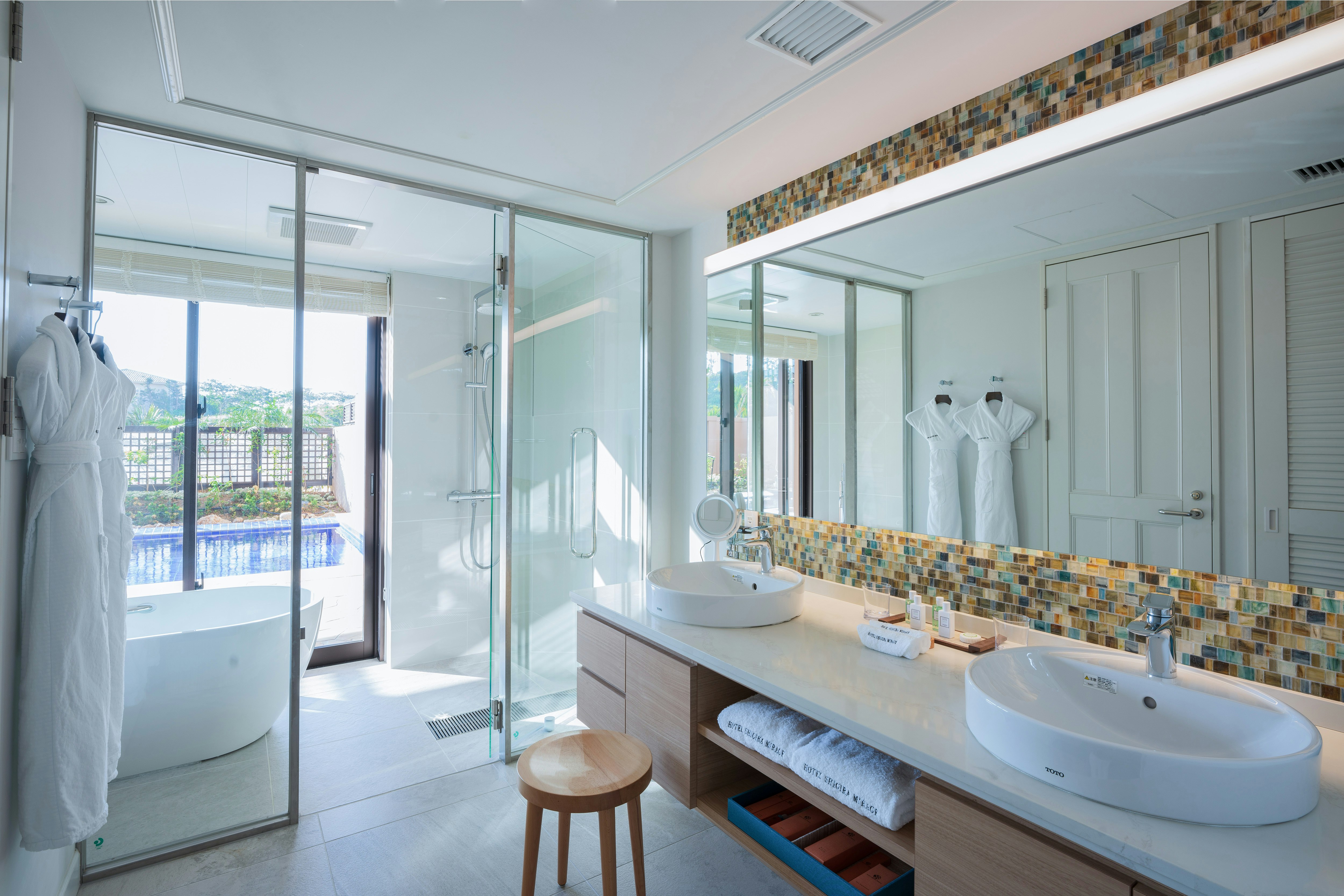 Garden Pool Suite Bathroom