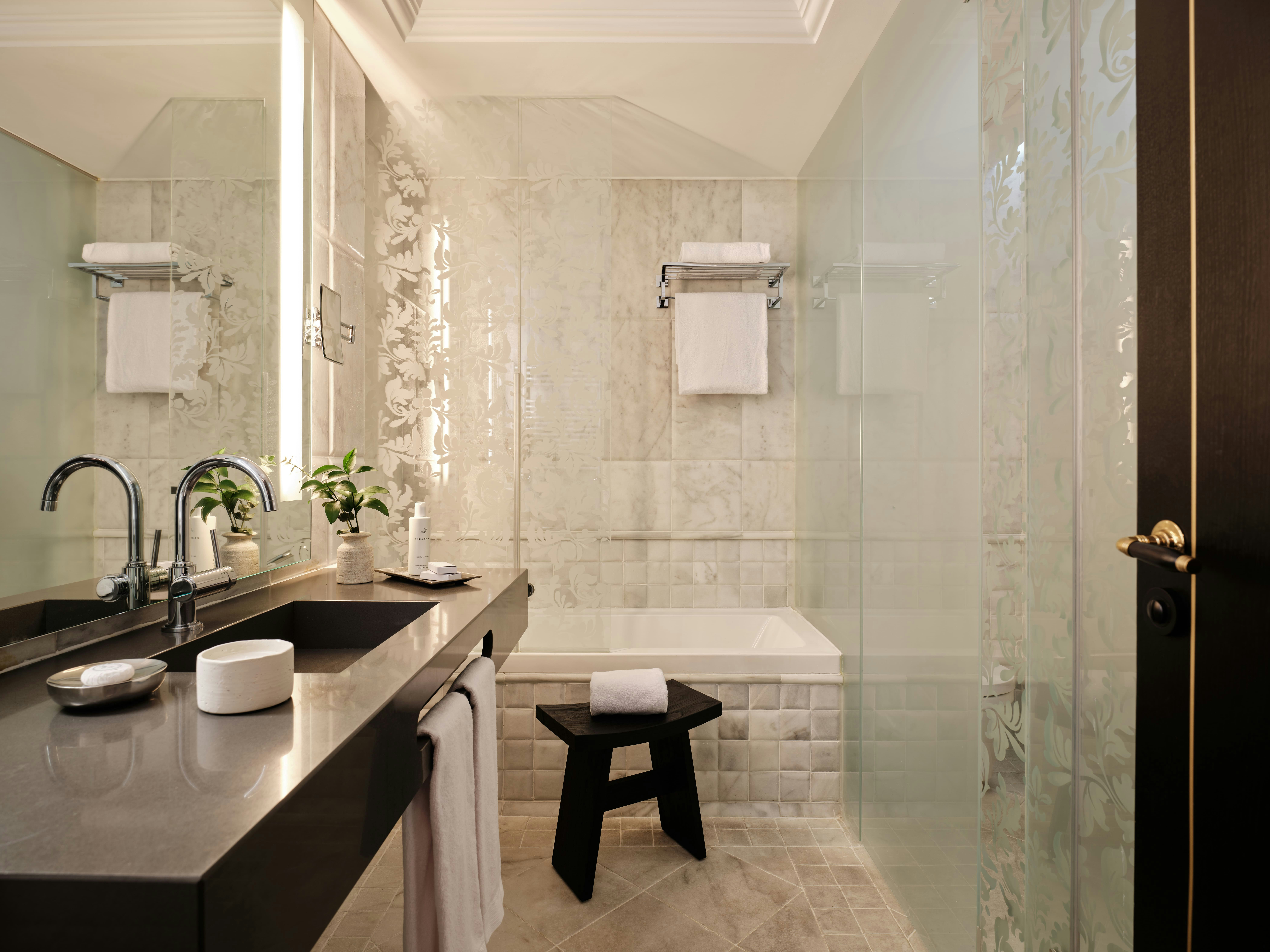 Deluxe King Garden - Bathroom