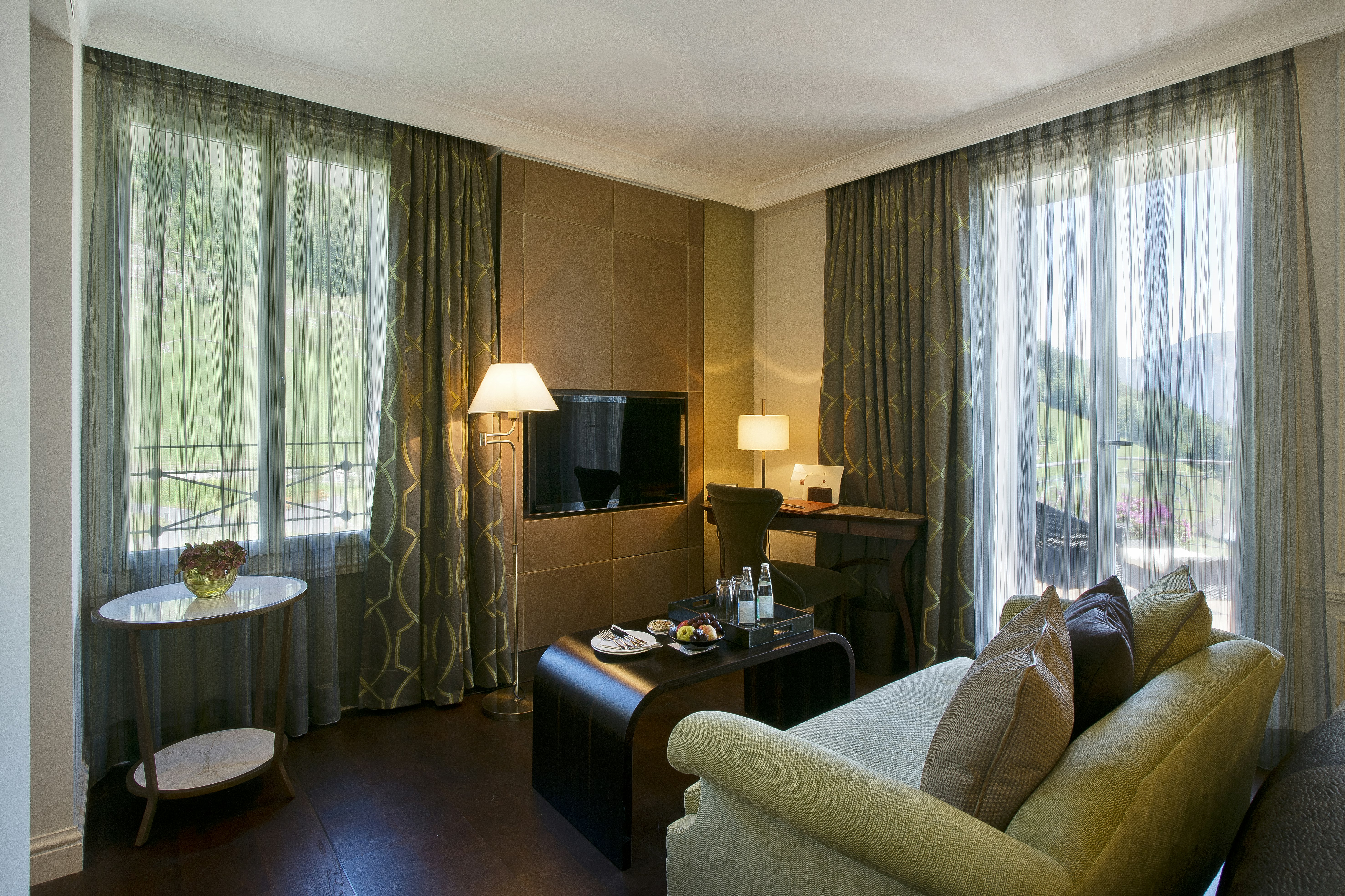 Classic Room Lake/Alpine View - Living Area