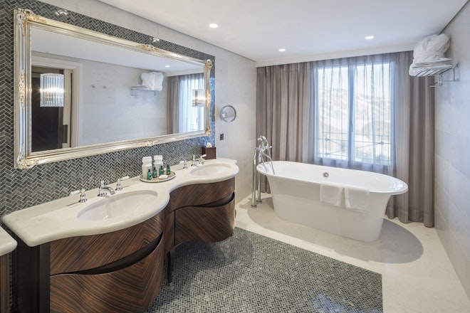 Master Suite Lake View with Balcony - Bathroom