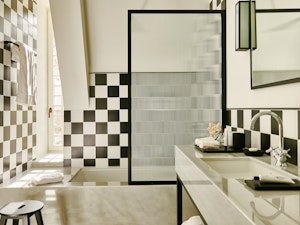 Deluxe Bathroom