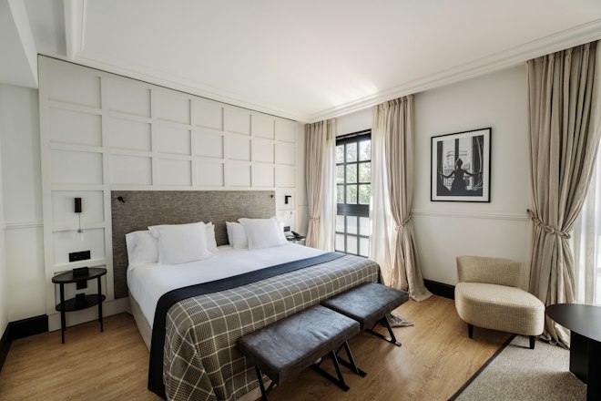 Contemporary Deluxe Room - Bedroom
