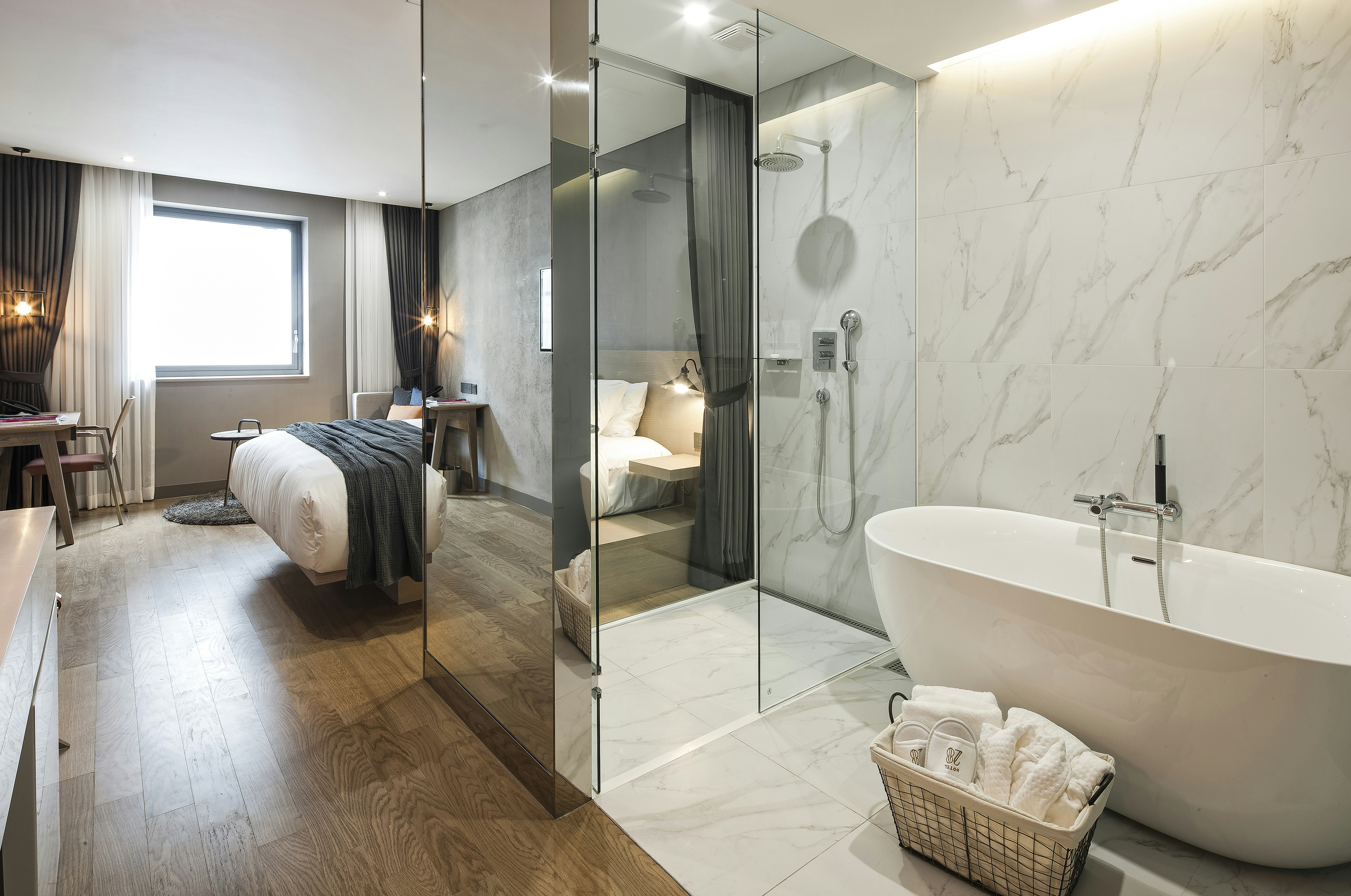 Deluxe King - Bedroom