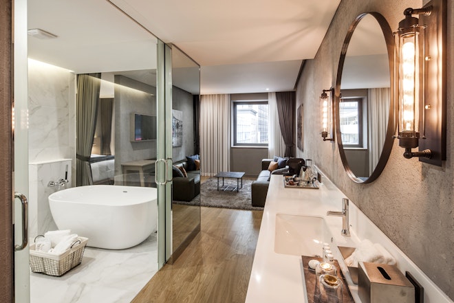 Corner Suite with Sofabed - Bathroom