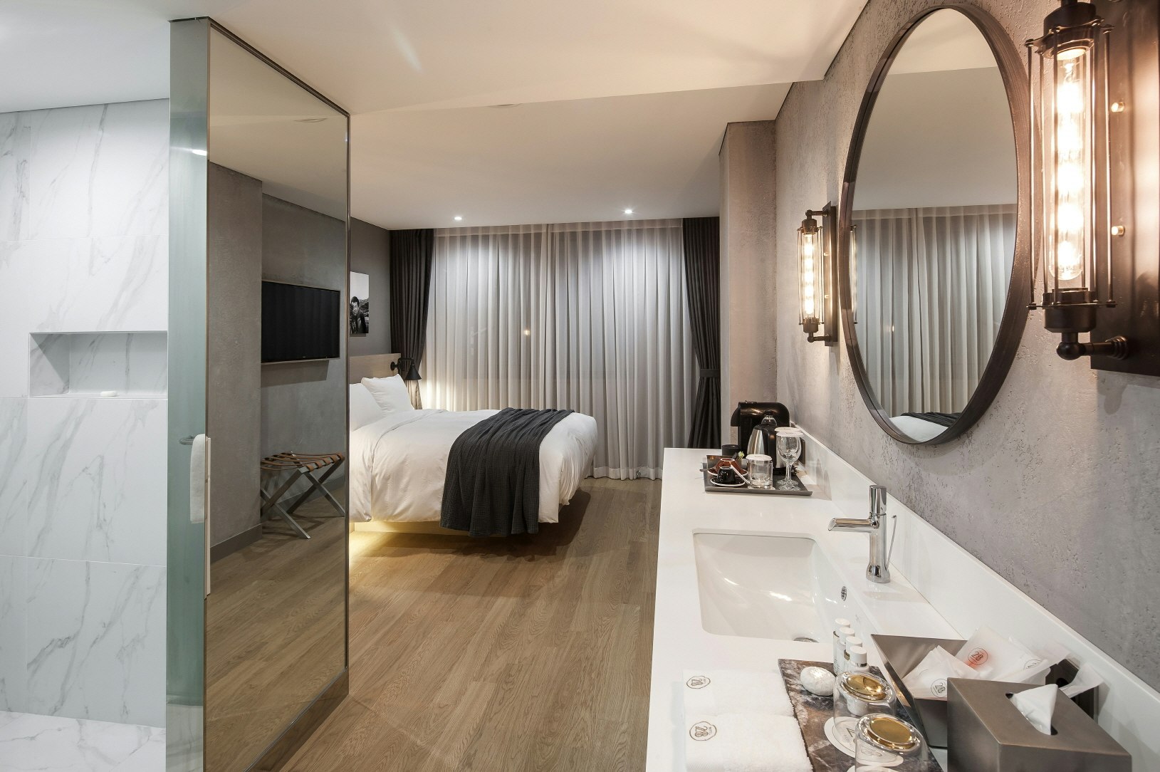 Family Twin Queen - Bathroom