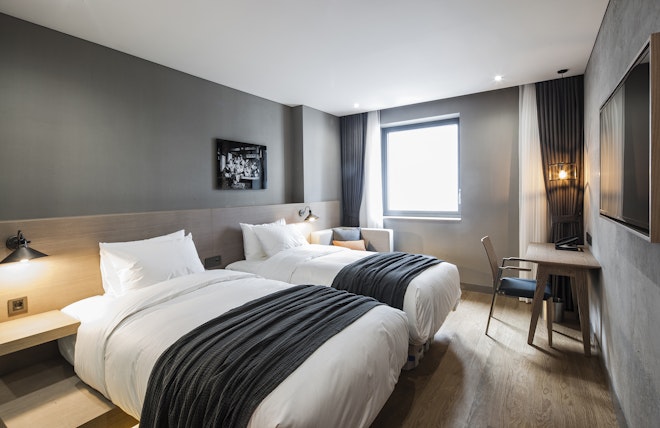Deluxe Twin - Bedroom