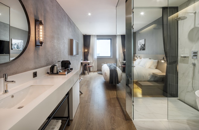 Deluxe King - Bathroom