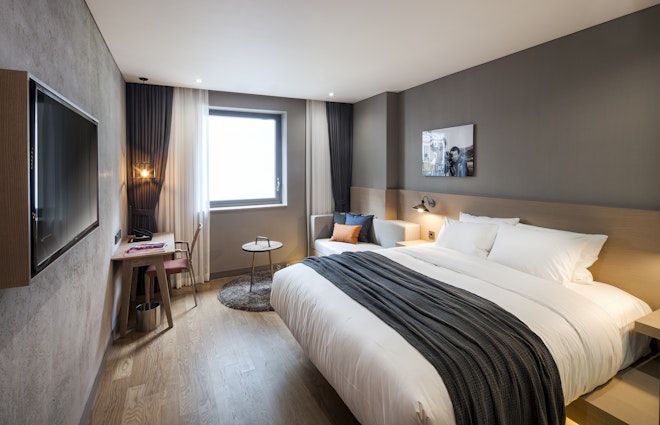 Deluxe King - Bedroom