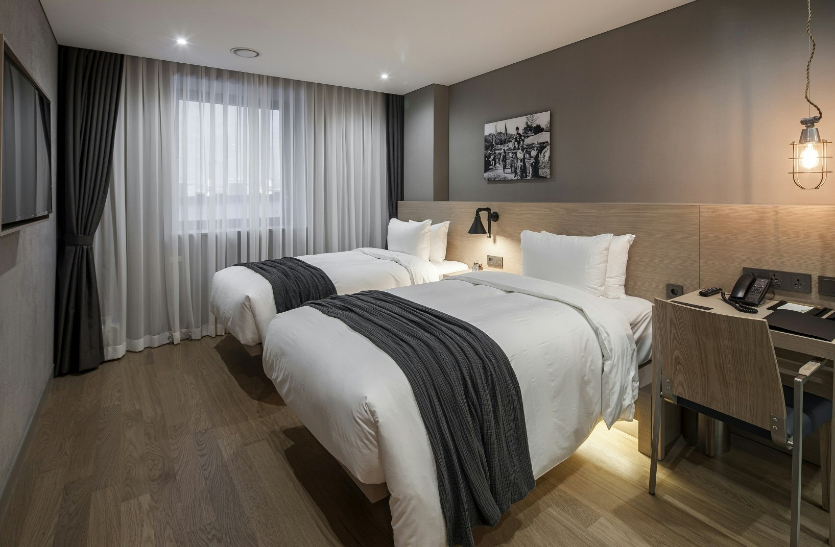 Deluxe Twin - Bedroom