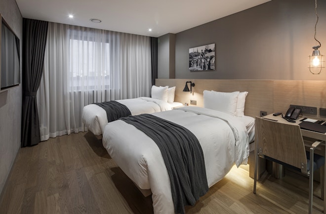 Deluxe Twin - Bedroom