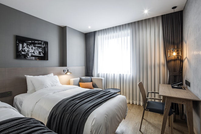 Deluxe Twin - Bedroom