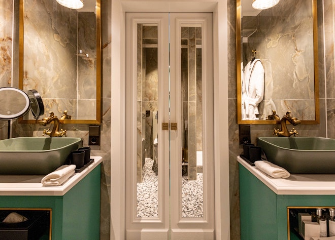 Signature Suite (Emerald Canopy) - Bathroom