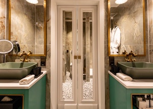 Signature Suite (Emerald Canopy) - Bathroom