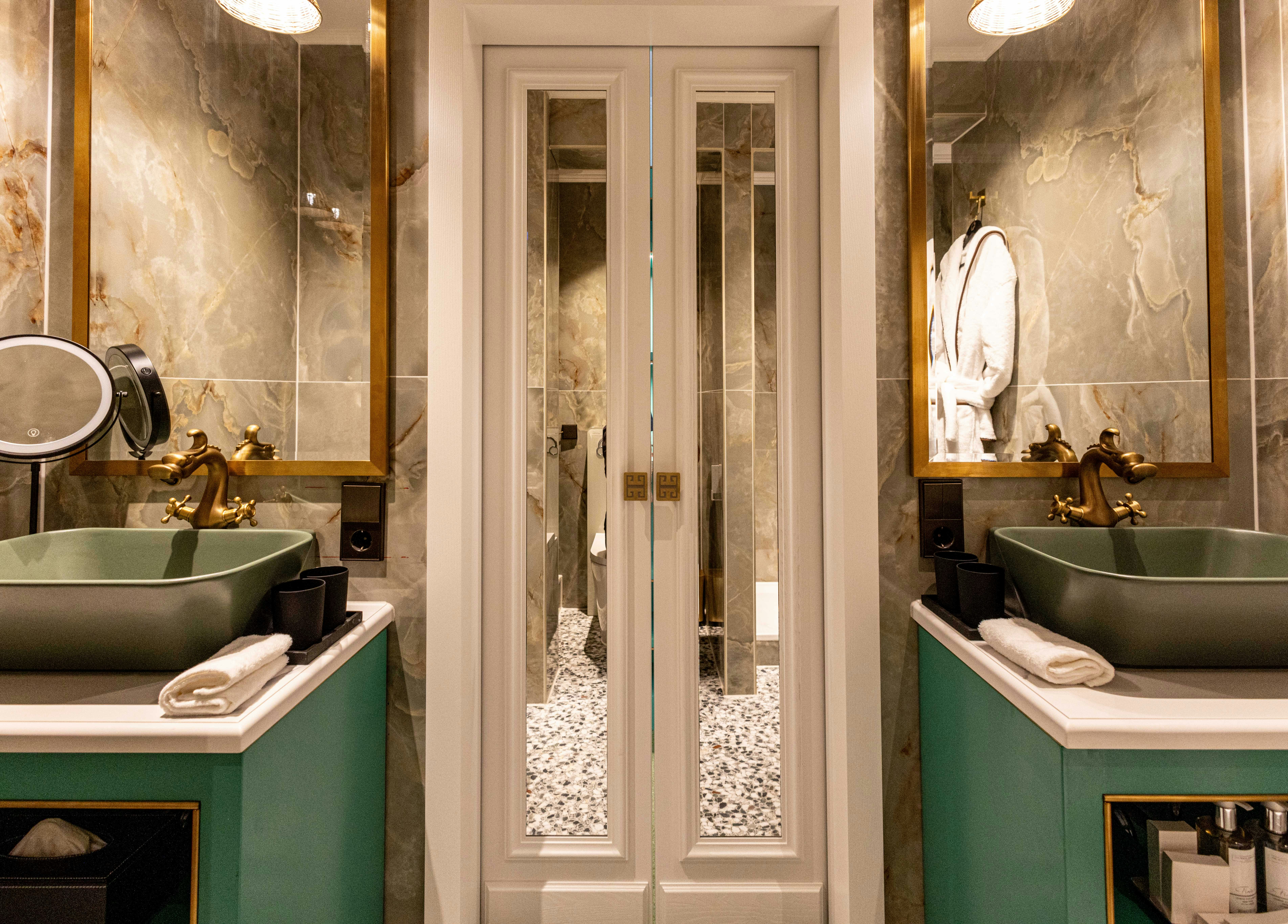 Signature Suite (Emerald Canopy) - Bathroom