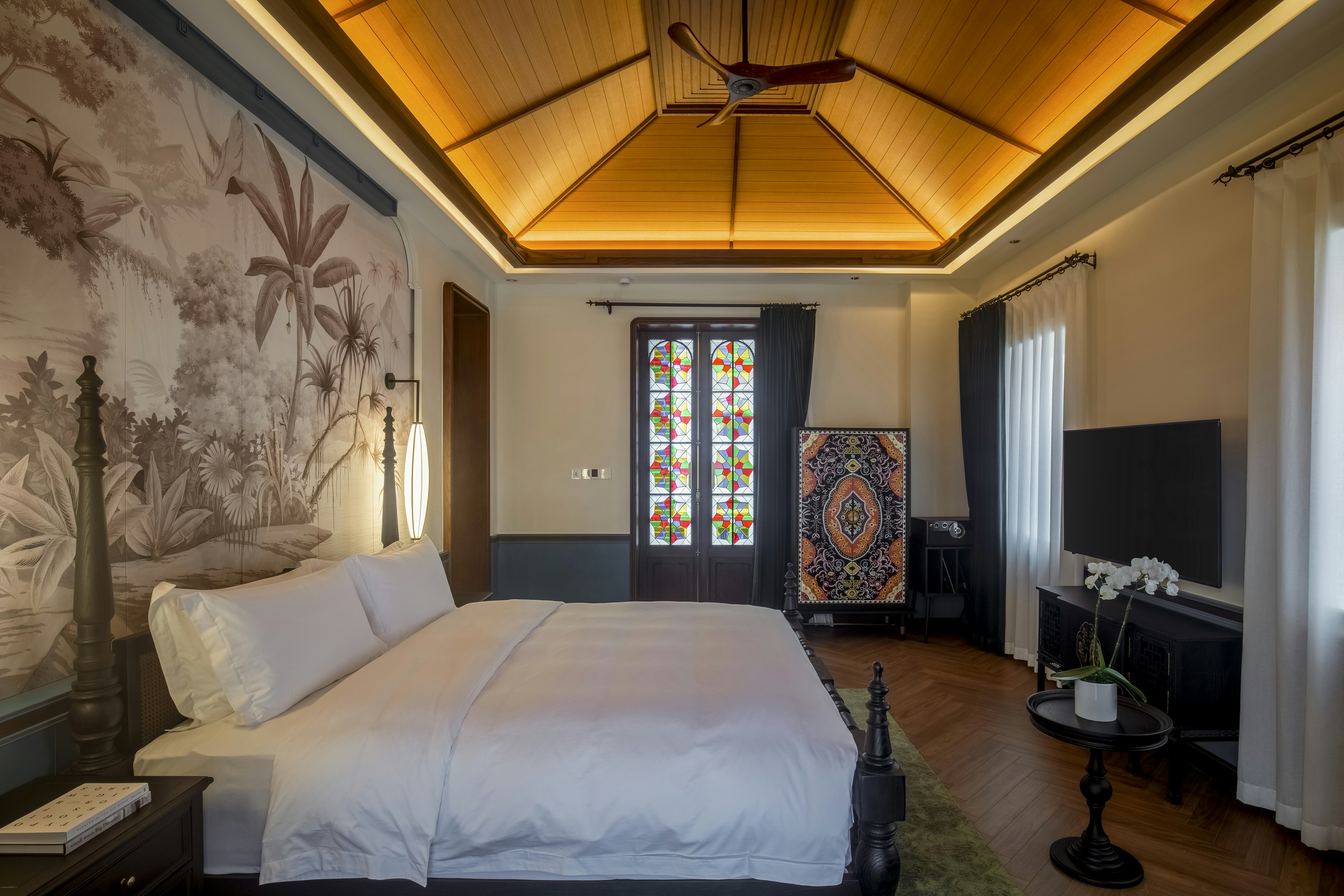 Deluxe King Room - Bedroom