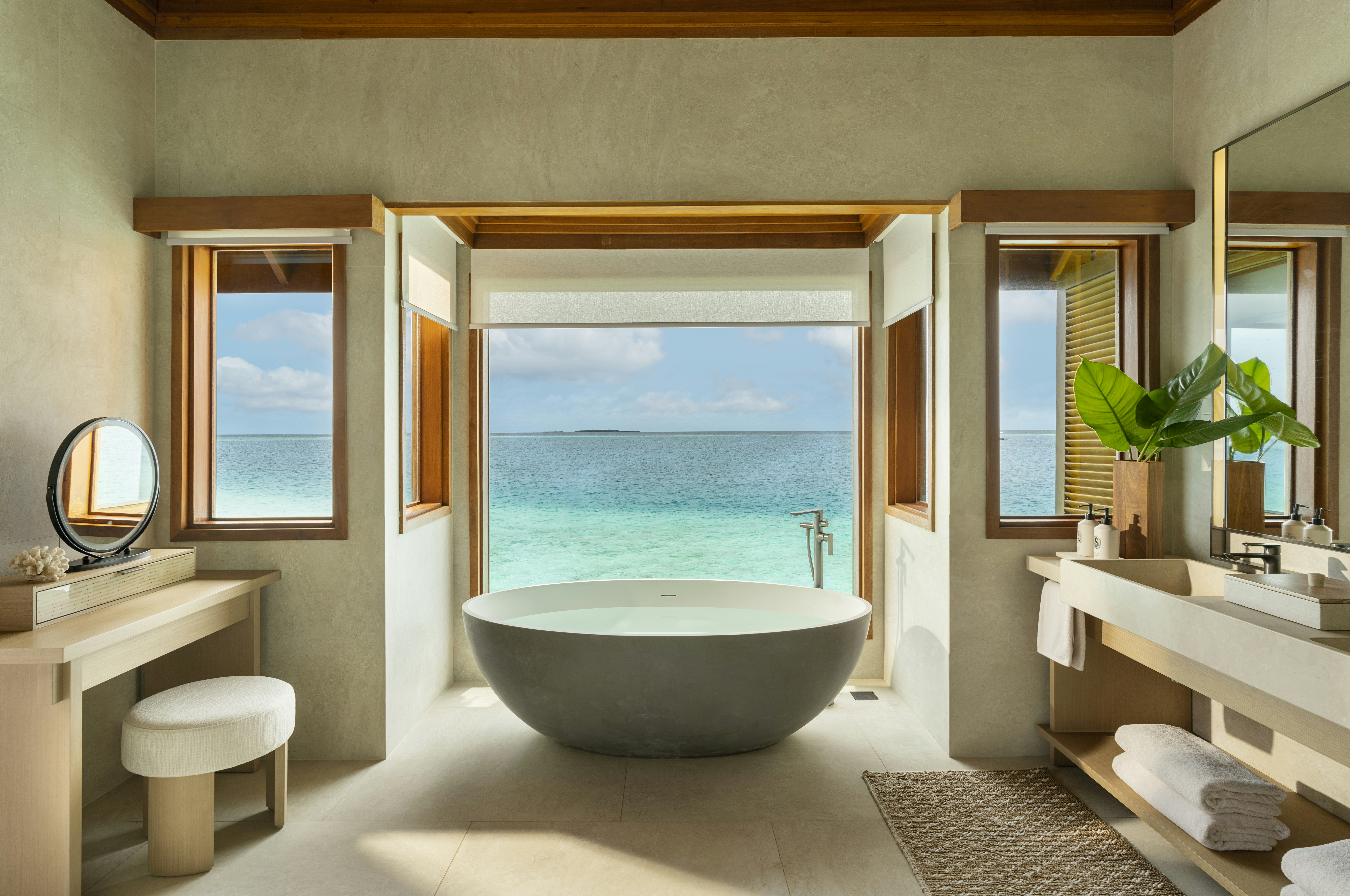 Lagoon Bungalow with Pool - Bathtub