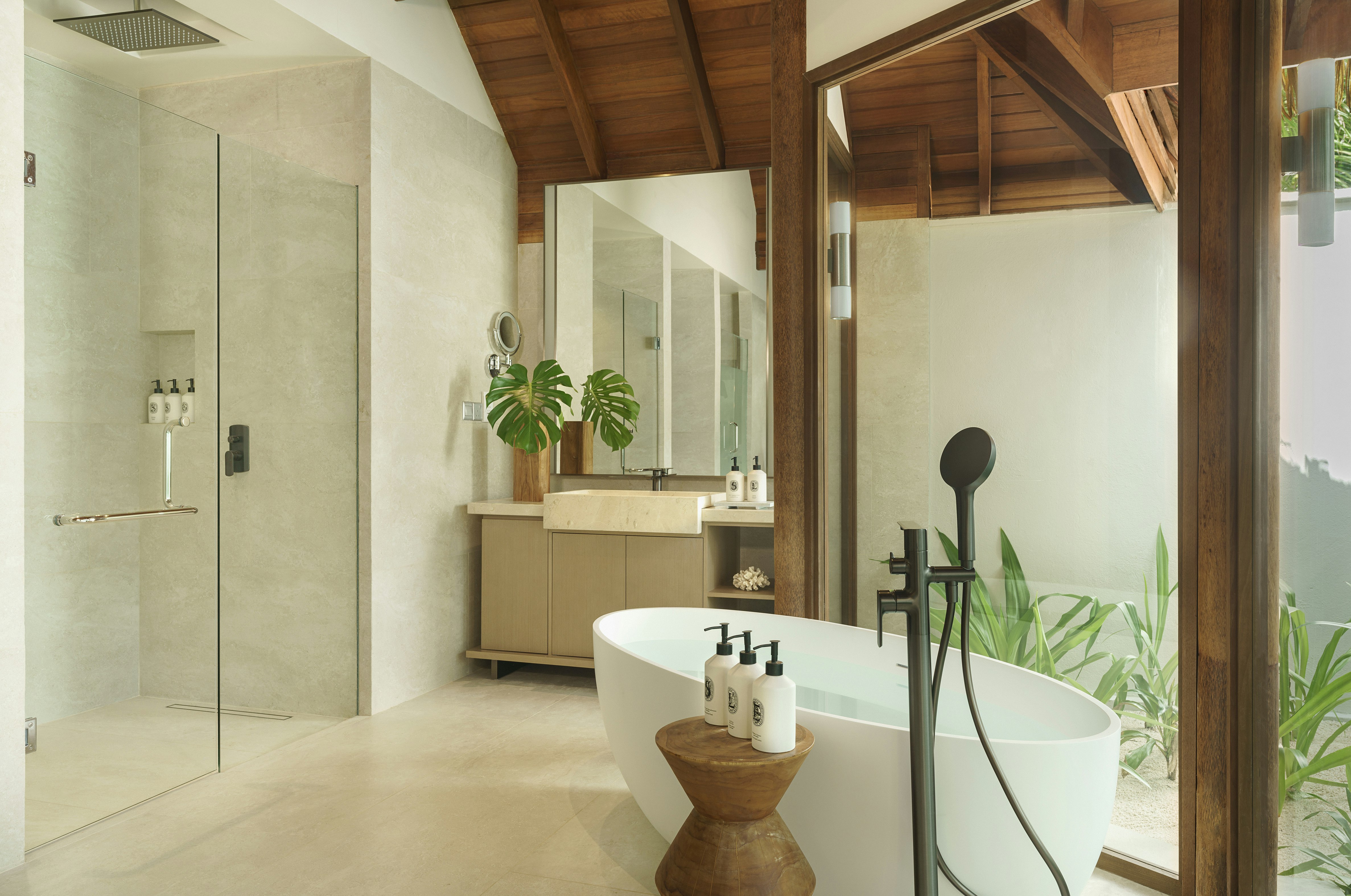 Deluxe Beach Bungalow with Pool - Bathtub