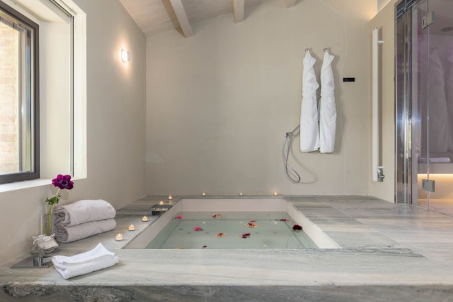 Presidential Suite - Bathtub