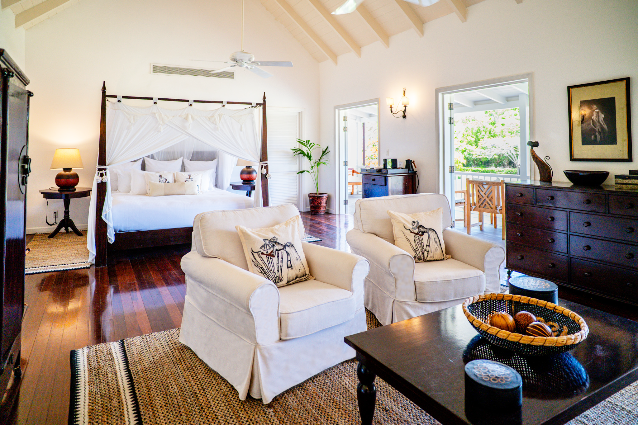 Deluxe Junior Suite - Bedroom & Living Area