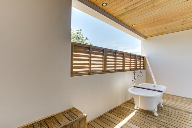 One Bedroom Oceanfront Villa - Outdoor Bathtub