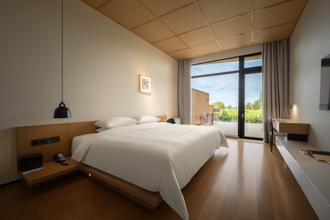 Oasis Balcony King bed Room