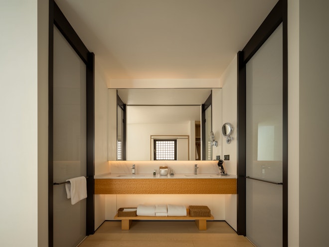 Premium Plunge Suite Bathroom