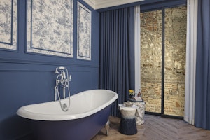 Acanthus Room - Bathtub