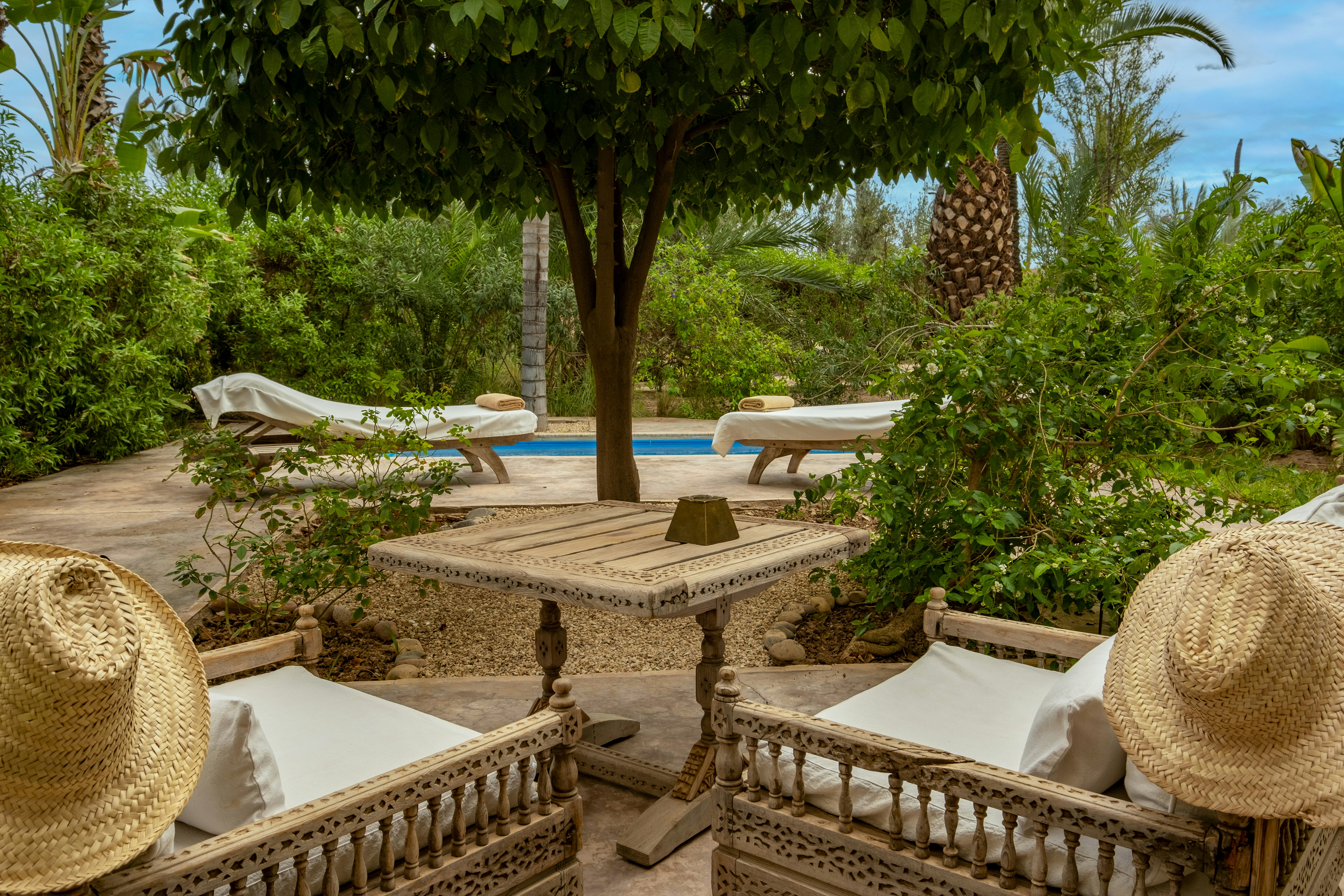 Large Harim Piscine - Outdoor Living Area