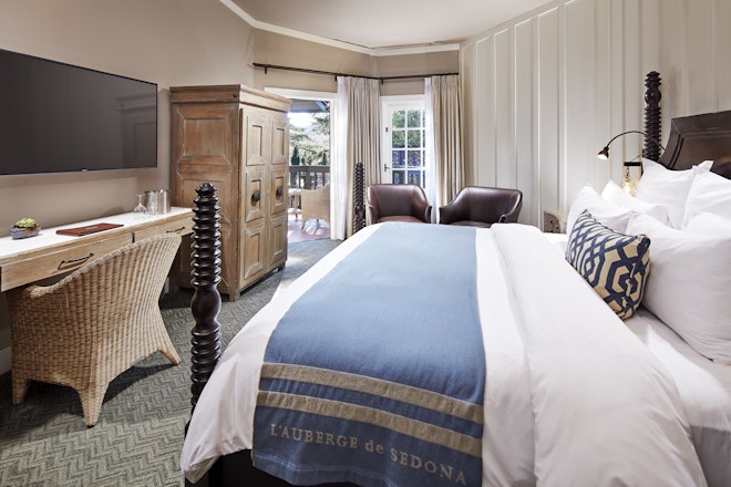 Lodge Deluxe ADA - Bedroom