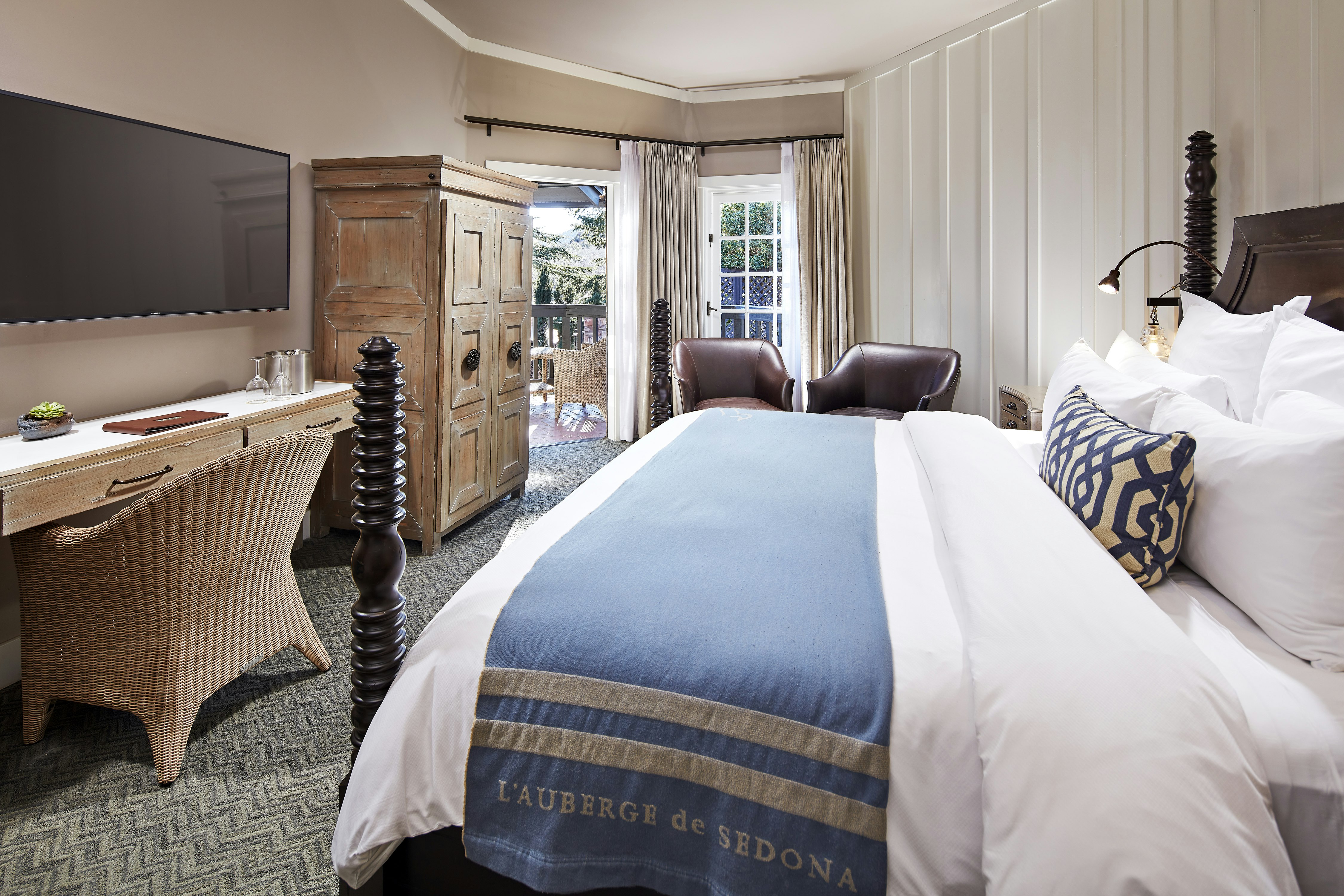 Lodge Deluxe ADA - Bedroom