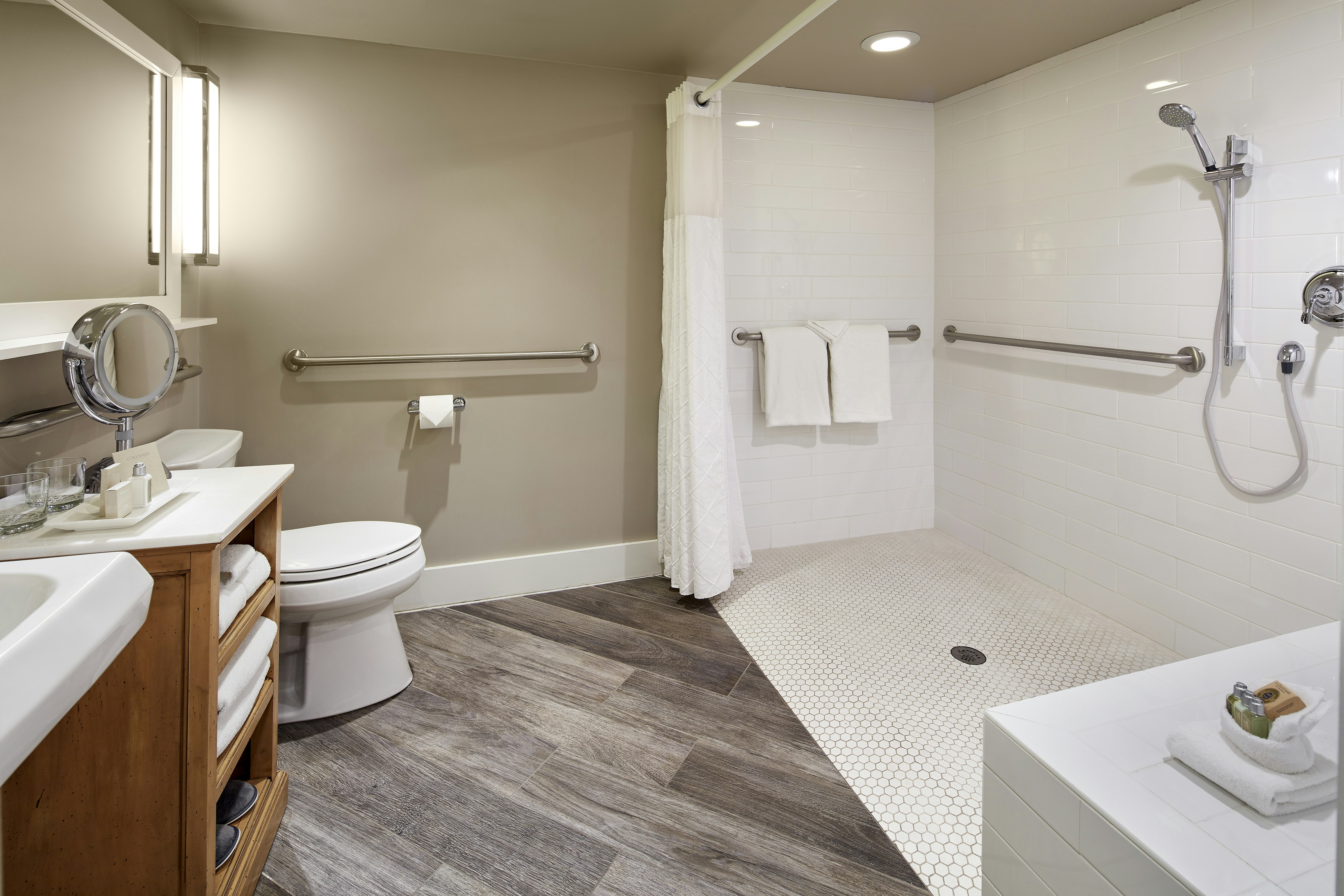 Lodge Deluxe ADA - Bathroom