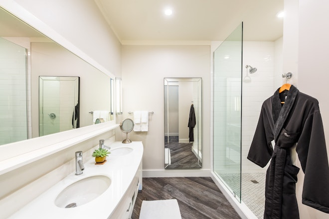 Lodge Deluxe - Bathroom