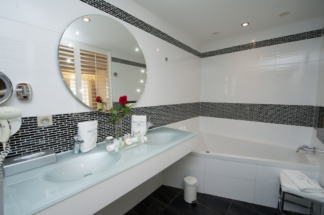 Pool Suite Bathroom