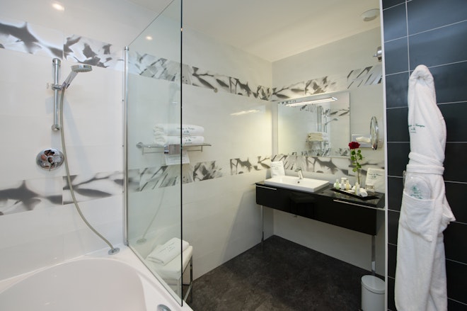 Aubergedecassagnespa hotel chambre maison salledebain baignoire