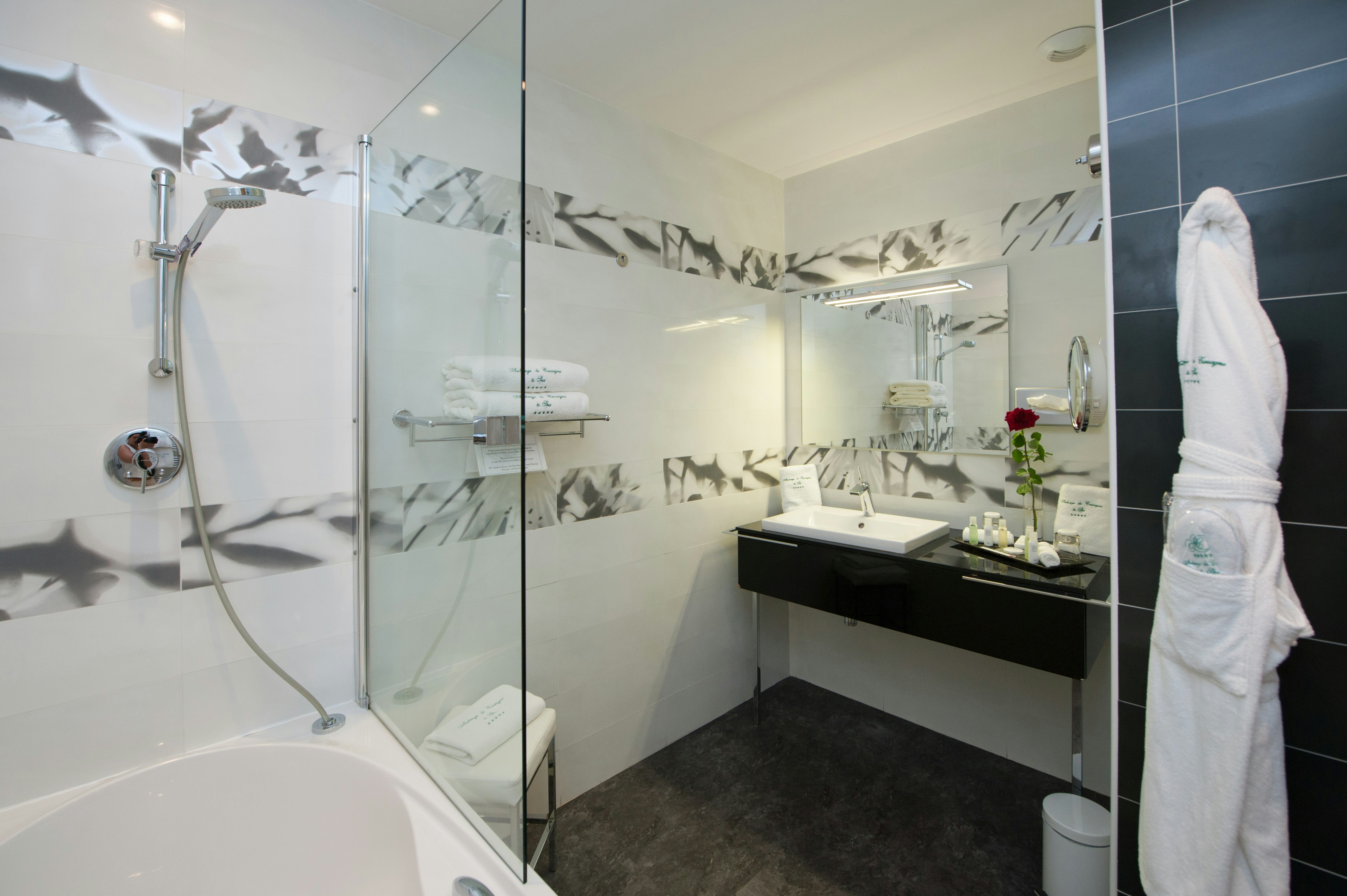 Aubergedecassagnespa hotel chambre maison salledebain baignoire