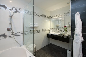 Aubergedecassagnespa hotel chambre maison salledebain baignoire