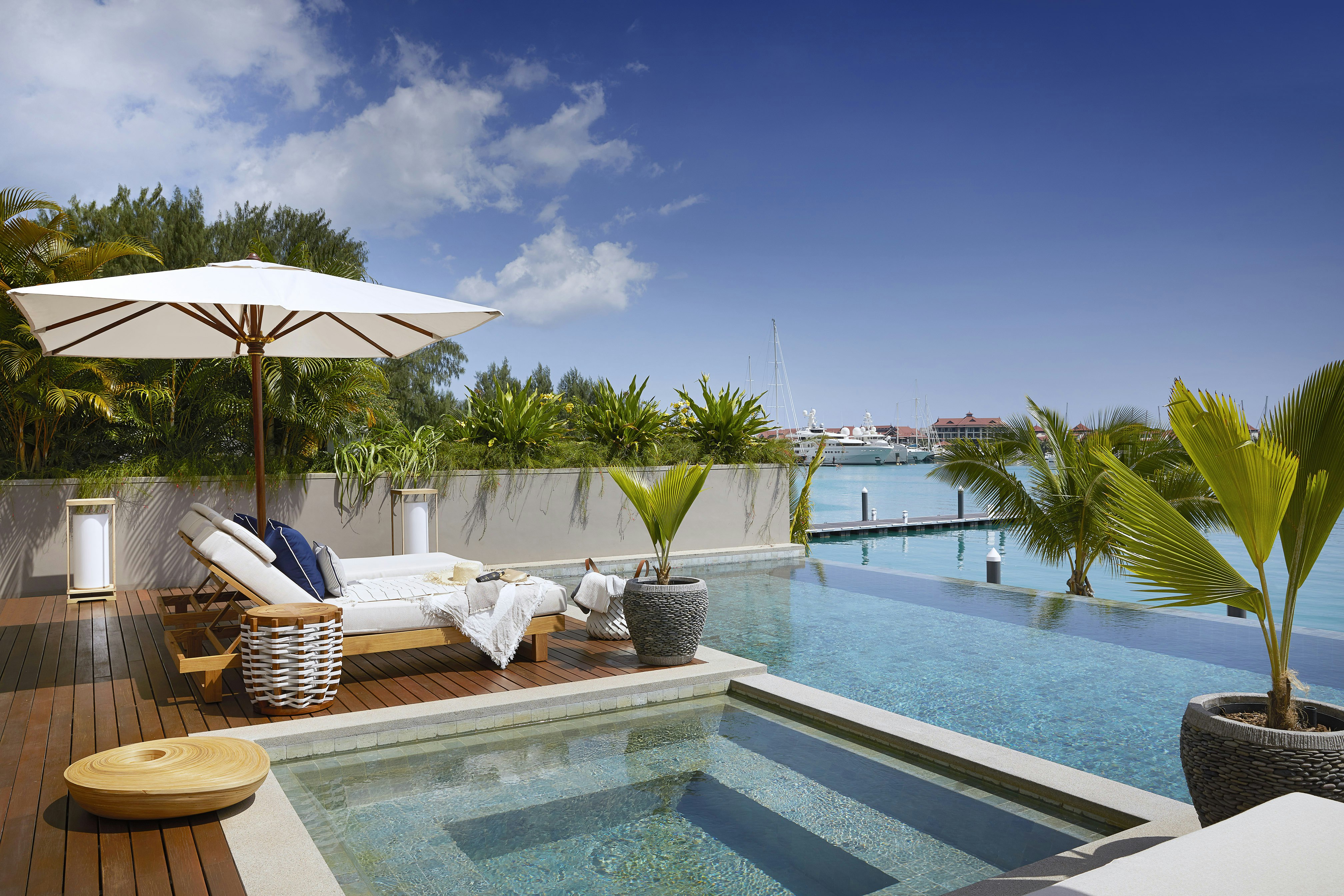 Private infinity pool and Jacuzzi