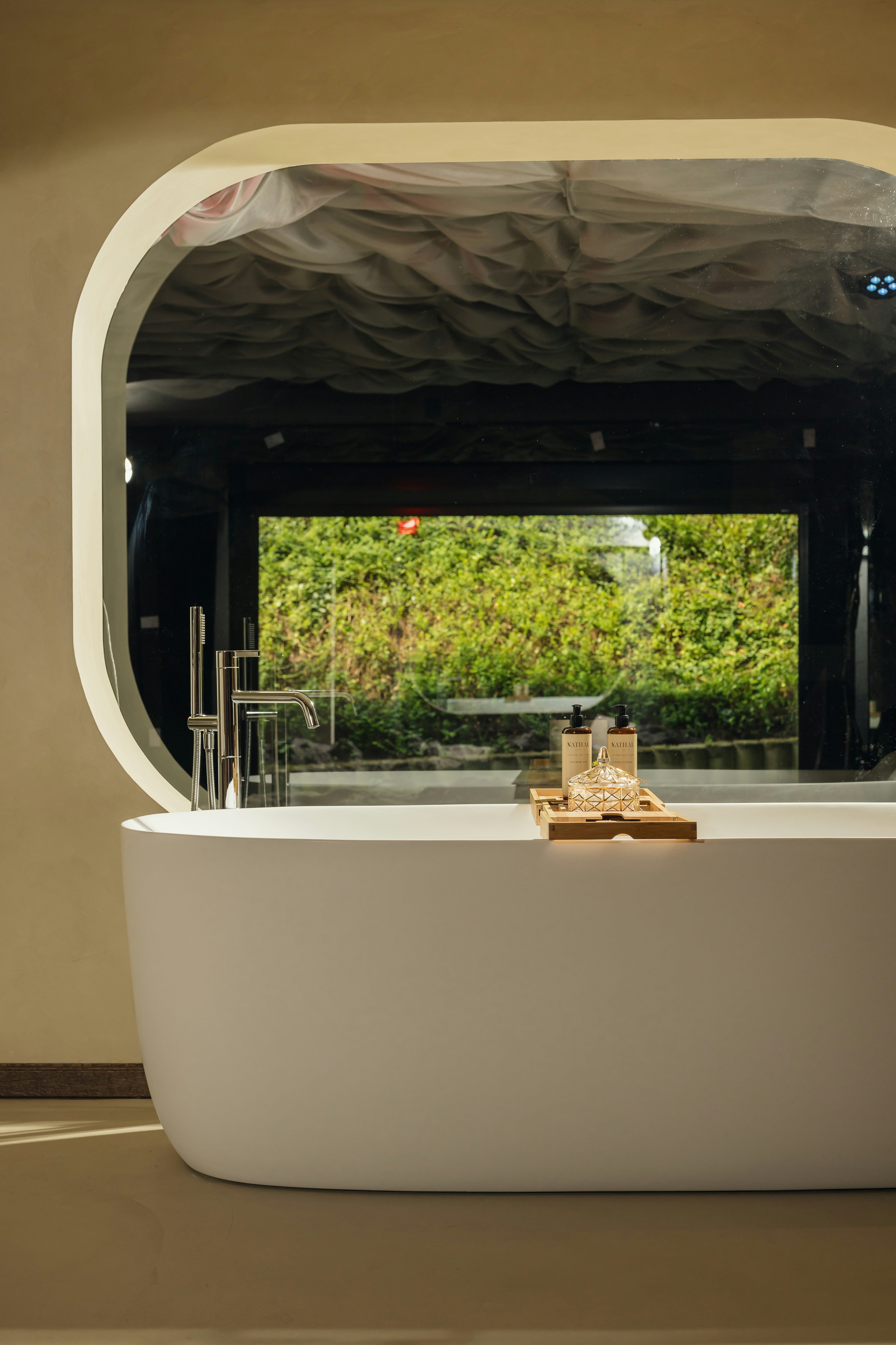 Luna Aurea Wellness Suite with Private Garden - Bathtub